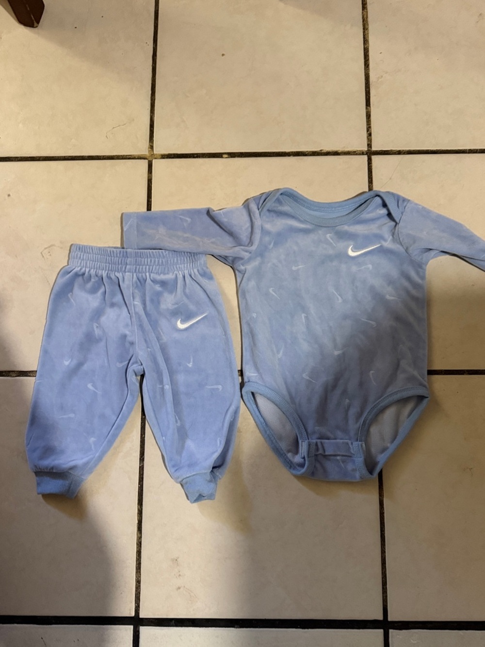 Nike baby bodysuit pants set